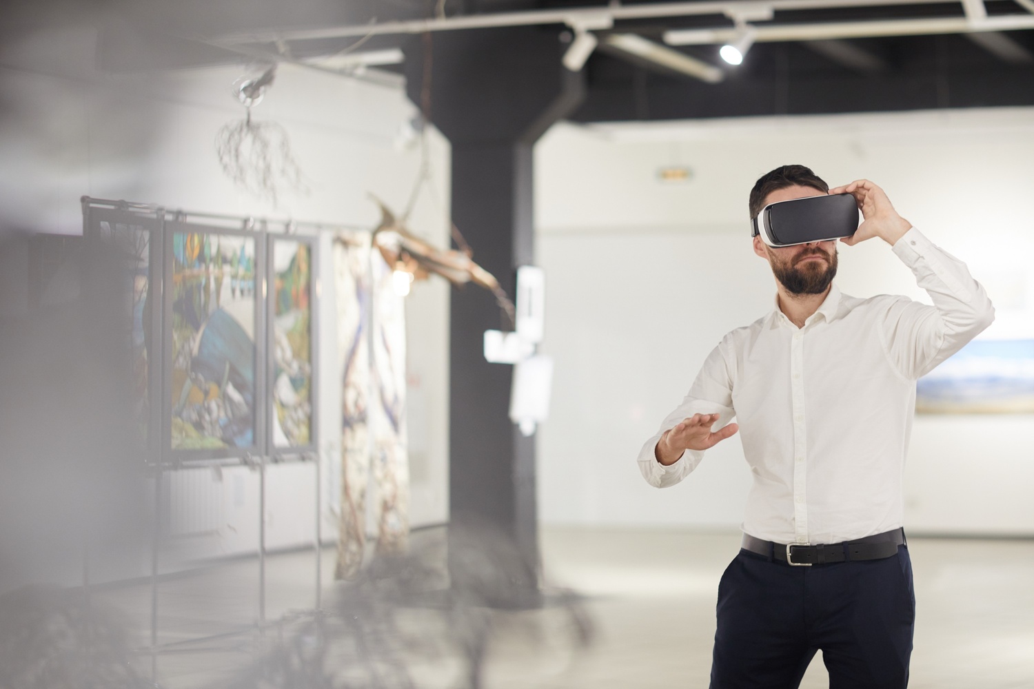 bearded man using vr in museum ak9mxqu.jpg