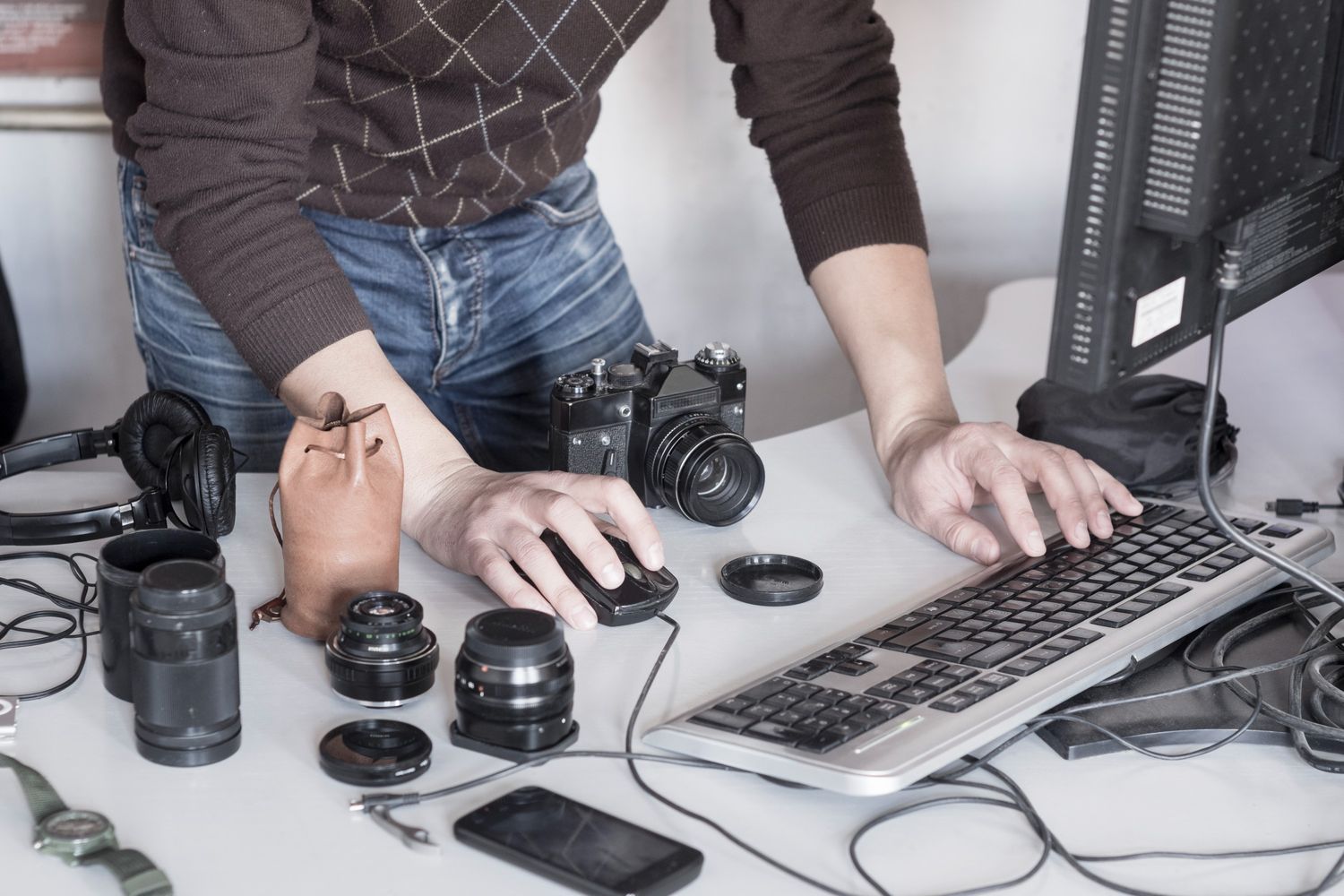 photographer uploading photos from camera into com jqslpxp.jpg